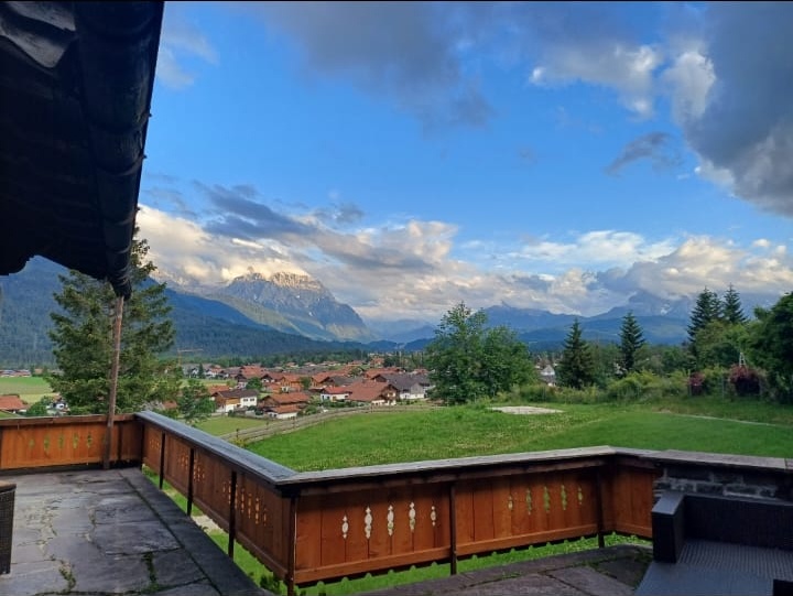 Panorama-Frühstückssaal des Karwendelhof mit Alpenblick